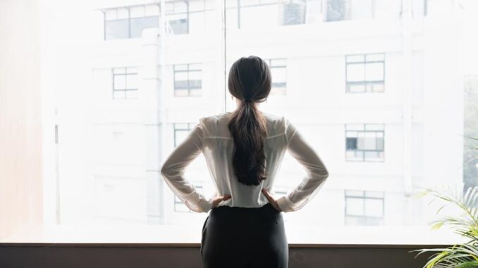young-woman-taking-stock-of-her-surroundings